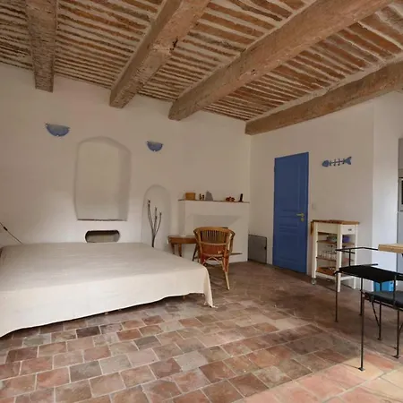 Studio De La Cheminee Et Studio De La Place